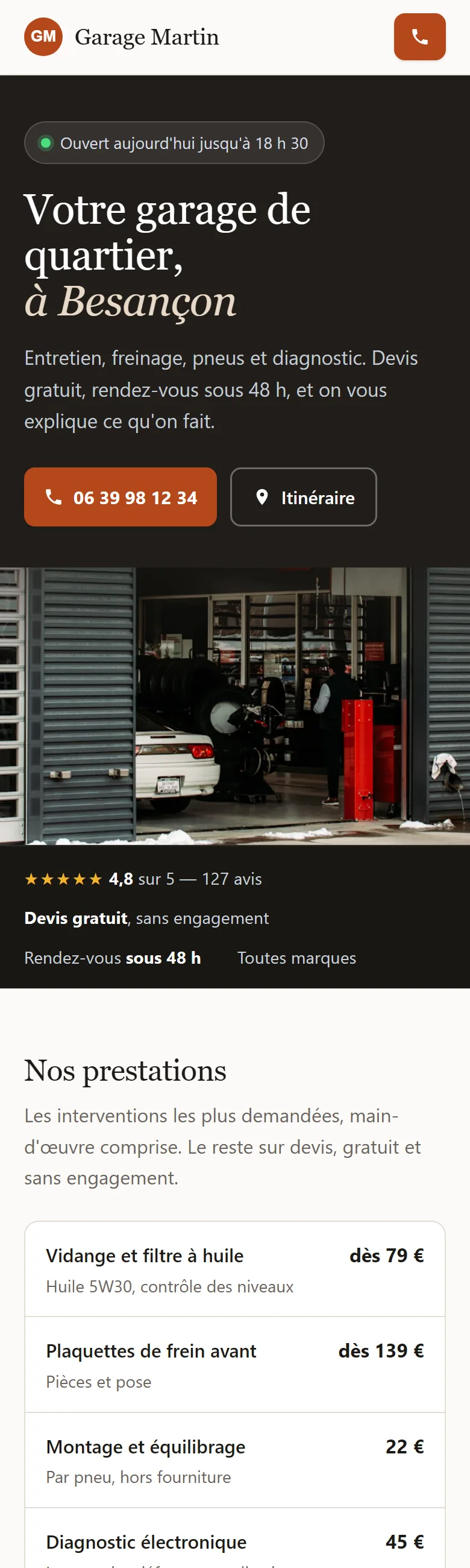 La démonstration sur un téléphone : le nom du commerce, « ouvert aujourd’hui jusqu’à 18 h 30 », un bouton d’appel portant le numéro, une photo de l’atelier, puis la note et les repères de confiance.