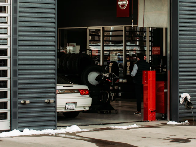La façade du garage, rideau ouvert sur l'atelier