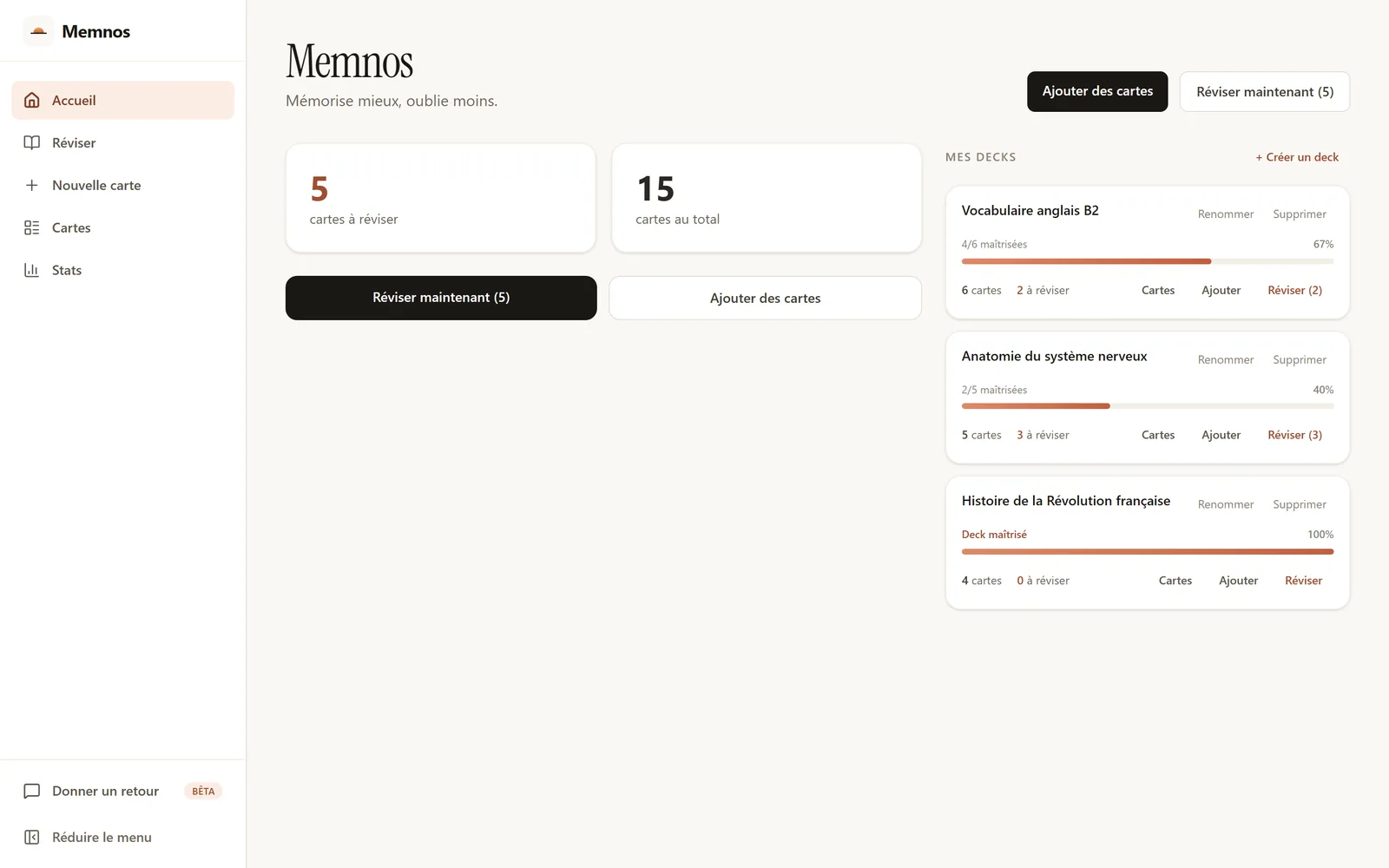 L’accueil de l’application : le nombre de cartes à réviser et le nombre total, deux boutons pour lancer une session ou ajouter des cartes, et la liste des paquets avec leur barre de maîtrise.